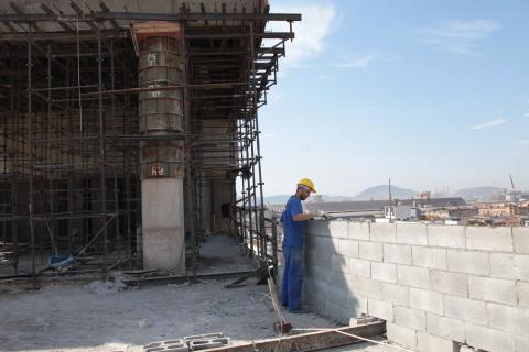 operário atua em muro no terraço #pracegover 