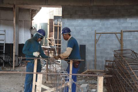 operários atuam com vergalhão #pracegover