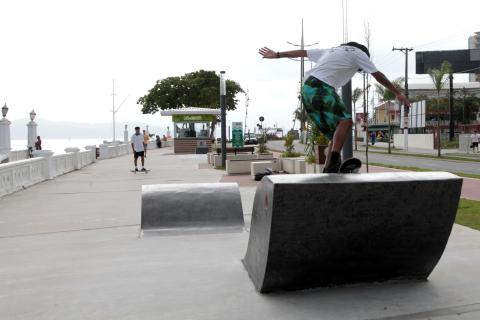 Mobiliário para skate na Nova Ponta da Praia. Rapaz está fazendo manobra em estrutura. #Paratodosverem