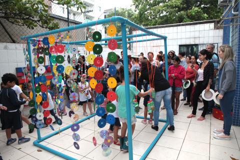 crianças e adultos no parque sonoro #pracegover 