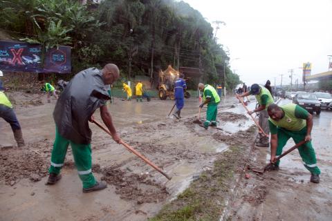 operários limpam pista na entrada de santos #paratodosverem