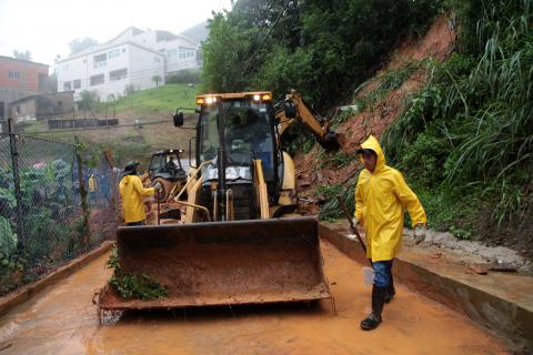 homens e máquina atuam na limpeza #paratodosverem