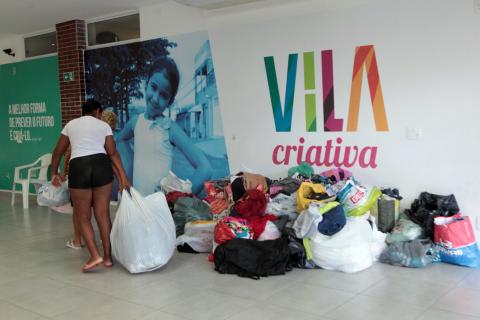 mulher deixa roupas doadas #paratodosverem