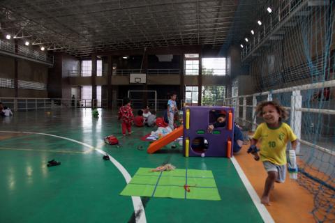 crianças brincam na quadra #paratodosverem