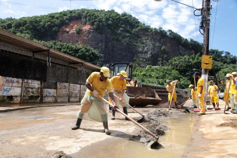 operários atuam na limpeza #paratodosverem