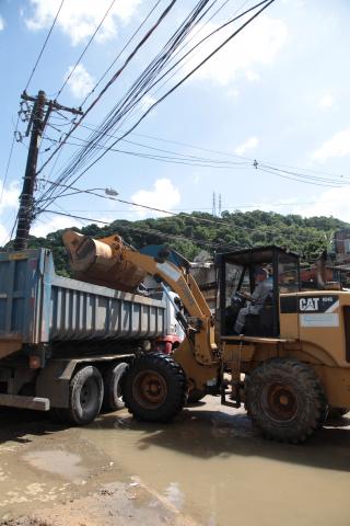 escavadeira coloca material em caminhão #paratodosverem