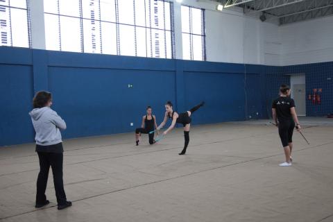 Atleta faz movimento observada por técnica búlgara #pracegover 