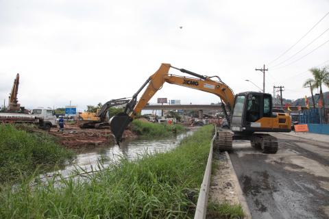 máquina atua na limpeza do canal #paratodosverem