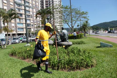 funcionário faz limpeza no jardim #pracegover 