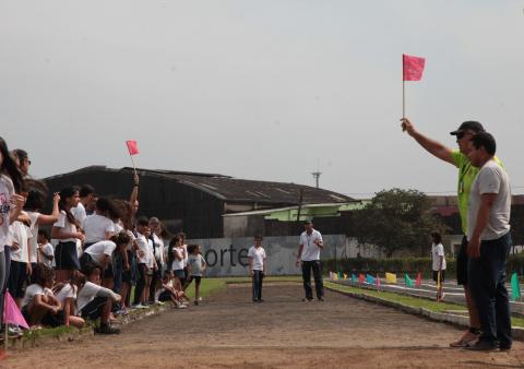juiz de prova de salto levanta bandeira #pracegover 