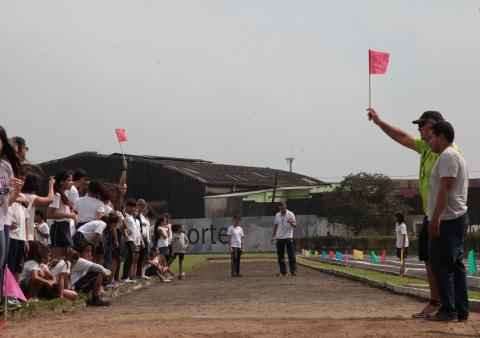 juiz de prova de salto levanta bandeira #pracegover 