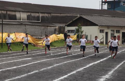 meninos correm durante prova de corrida #pracegover