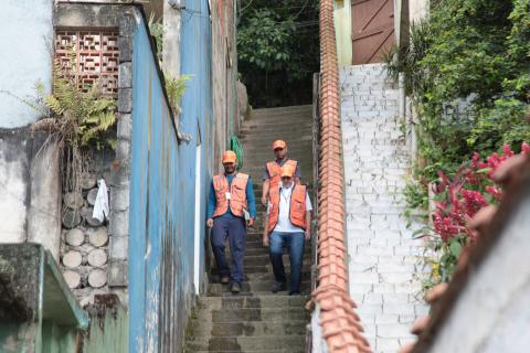 técnicos descem escadaria de morro #pracegover 