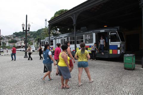 Passageiros se aproximam do Bonde Arte na estação do Valongo. #Pracegover