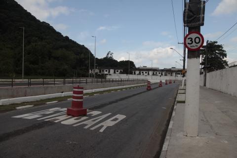 Trecho de via interditado por cones. #Paratodosverem