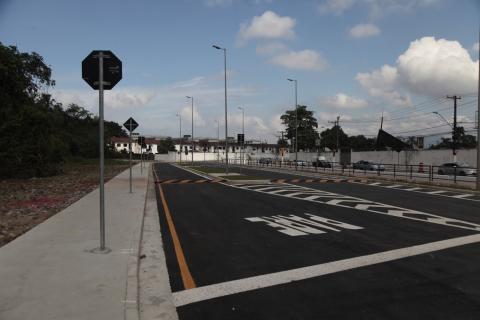 Trecho de via com sinalização de solo recém-aplicada. #Paratodosverem