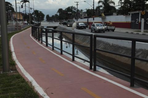 Vista geral da avenida, com nova ciclovia e guarda-corpo na margem do canal. #Paratodosverem