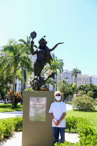 artista posa ao lado da estátua #paratodosverem 