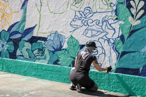 homem faz grafite em parede #paratodosverem