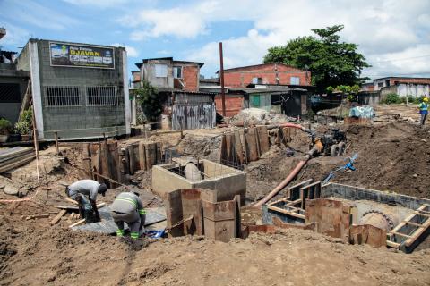 homens atuando na obra #paratodosverem 