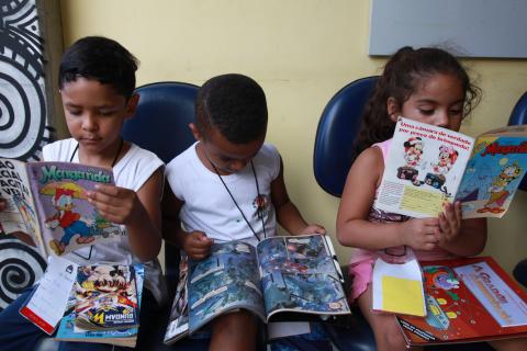 crianças leem gibis #pracegover 