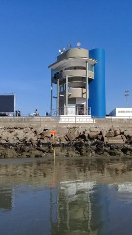 Nova torre de jurado vista da faixa de areia. #pracegover