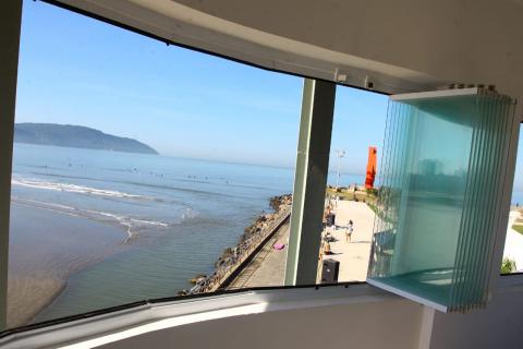 Vista do mar pelas janelas da torre dos jurados. #pracegover