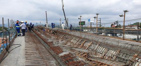 operários ao lado da viga já concretada #pracegover 