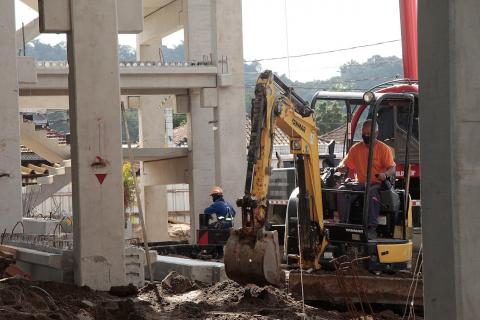 Máquinas trabalham próximo à estrutura erguida. #Paratodosverem