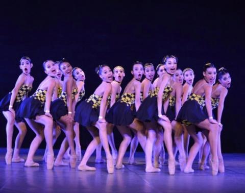 Bailarinas da Escola de Bailado fazem coreografia em que colocam suas mãos sobre os joelhos. #pracegover