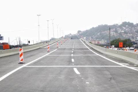 Viaduto sem veículos momentos antes da inauguração. #pracegover