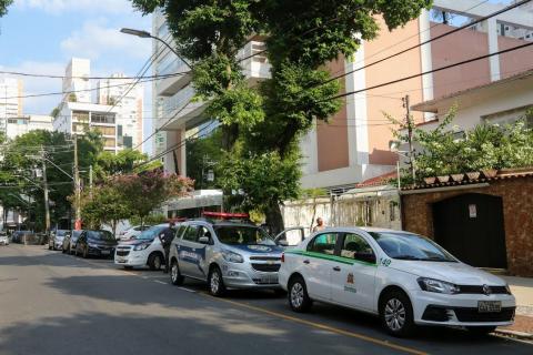 Viaturas da guarda municipal e da fiscalização de posturas estacionadas em rua. #Paratodosverem