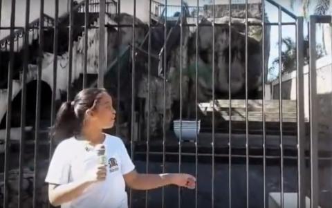 menina fala ao microfone na frente de ponto histórico de santos #pracegover 