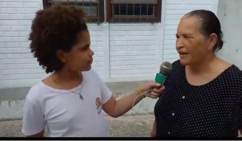 menina entrevista funcionária de escola #pracegover 