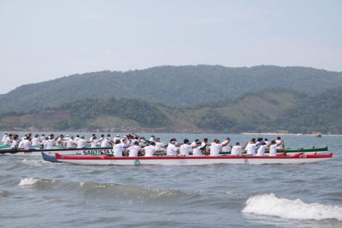 Participantes remam em canoa havaiana. #pracegover 