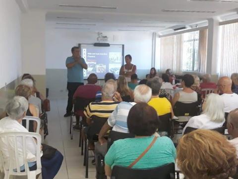idosos assistem a apresentação #paratodosverem 
