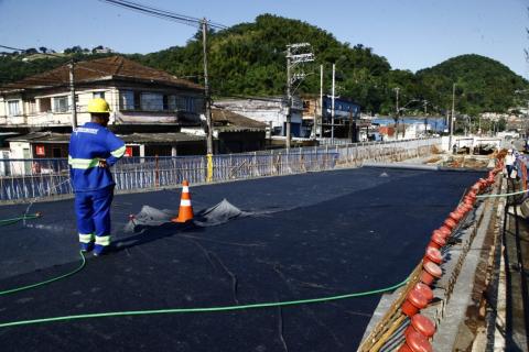 Viaduto em construção na Nova Entrada de Santos. #Pracegover