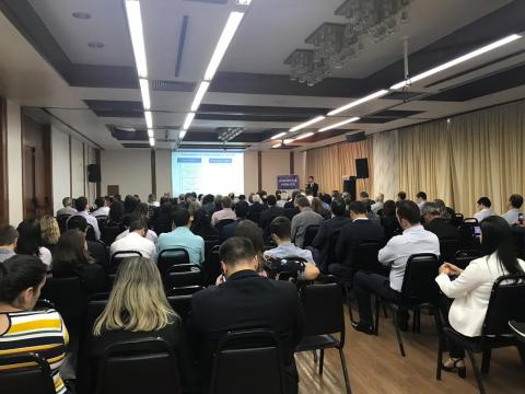 Público assiste apresentação em audiência. #Pracegover