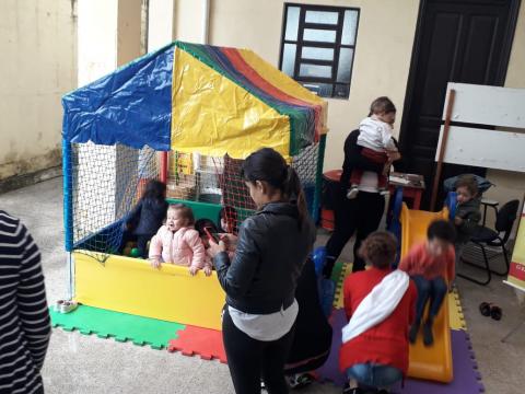 crianças brincam em playground #pracegover 