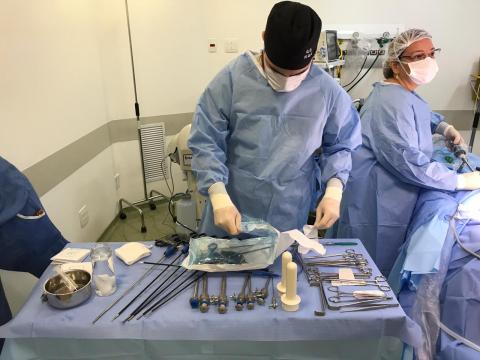 médico olha para instrumentos cirúrgicos #pracegover