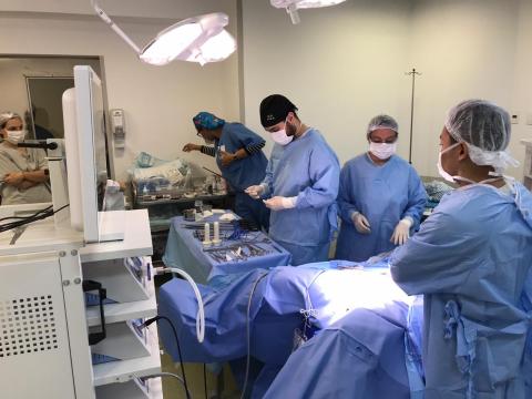 Equipe médica durante a operação em sala #pracegover