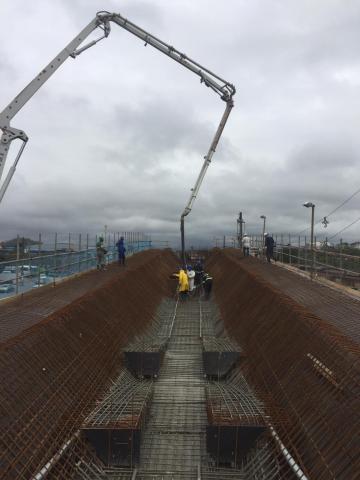 máquina atua colocando peça no viaduto #pracegover