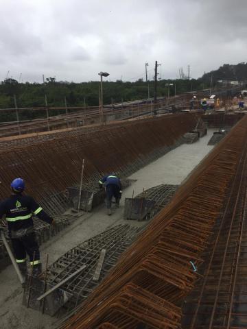 operário caminha no viaduto concretado #pracegover