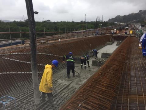 operários caminham pelo viaduto em obras #pracegover