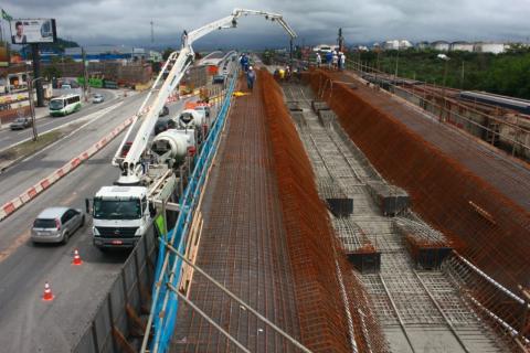 máquina coloca peça no viaduto #pracegover