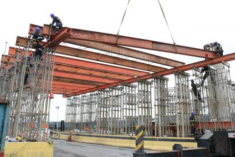 Estrutura metálica forma túnel na Avenida Martins Fontes