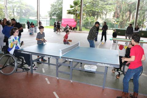 Tênis de mesa é disputado por duplas, cada uma formada por um cadeirante e outra pessoa que joga em pé