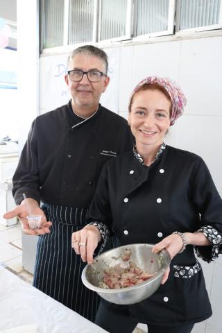 Jorge Camelo e Thallyta Barreto posam para foto com cecviche em prato