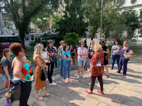 professores reunidos em um dos pontos visitados no roteiro #pracegover 