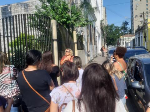 professores reunidos em um dos pontos visitados no roteiro #pracegover 